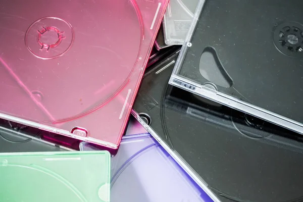 不同颜色的空磁碟盒 — 图库照片