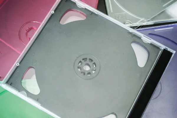 異なる色の空のディスクケース — ストック写真