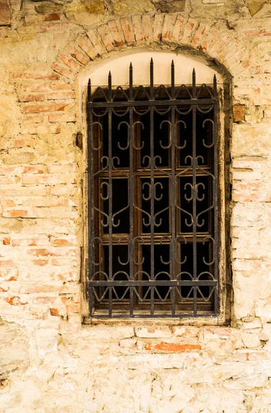 Окно Металлической Решеткой Кирпичной Стене — стоковое фото