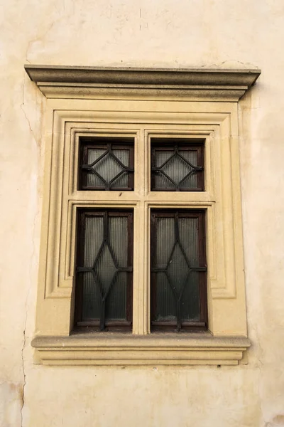 Ventana Con Rejilla Metálica Una Pared Ladrillo — Foto de Stock