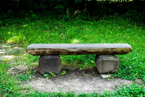 庭の素朴なベンチ — ストック写真