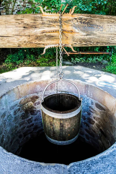 Archaischer Brunnen Mit Flaschenzug Und Holzschaufel — Stockfoto