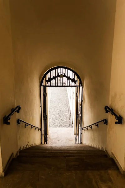 Escadas Com Trilhos Que Levam Saída — Fotografia de Stock