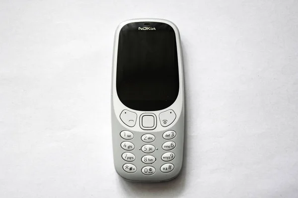 BUCHAREST, ROMANIA - 13 Haziran 2021: Beyaz arka planda yeni Nokia 3310 cep telefonu.