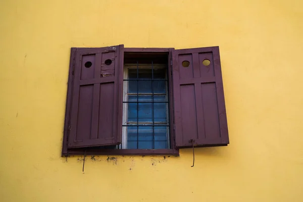 Velha Janela Aberta Uma Parede Amarela Cidade Sighisoara — Fotografia de Stock