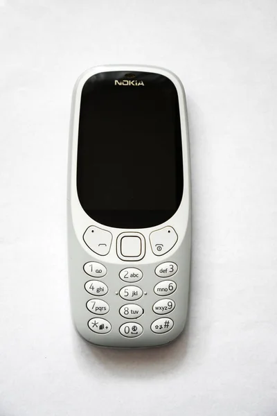 BUCHAREST, ROMANIA - 13 Haziran 2021: Beyaz arka planda yeni Nokia 3310 cep telefonu.
