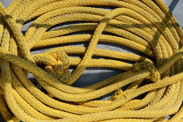 黄色のロープは桟橋に船を結ぶために使用 — ストック写真