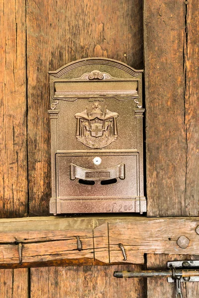 Poštovní Schránka Zlaté Barvě Starých Dveřích Masivního Dřeva — Stock fotografie