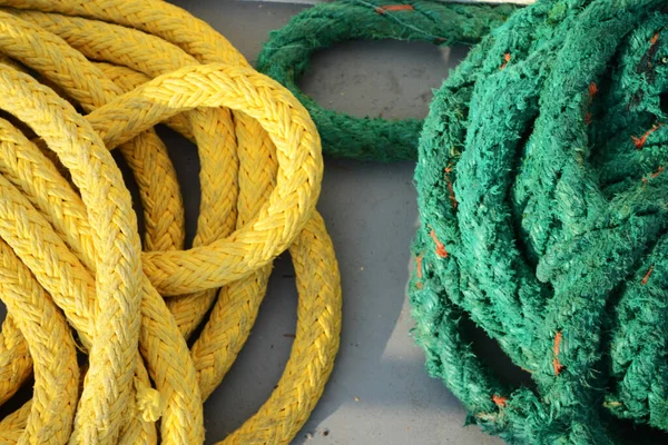 Cordas Amarelas Verdes Usadas Para Amarrar Navio Cais — Fotografia de Stock