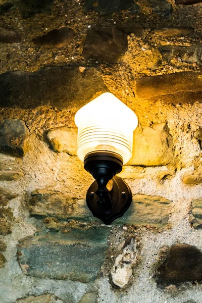 Luz Sobre Lâmpada Uma Parede Velha — Fotografia de Stock