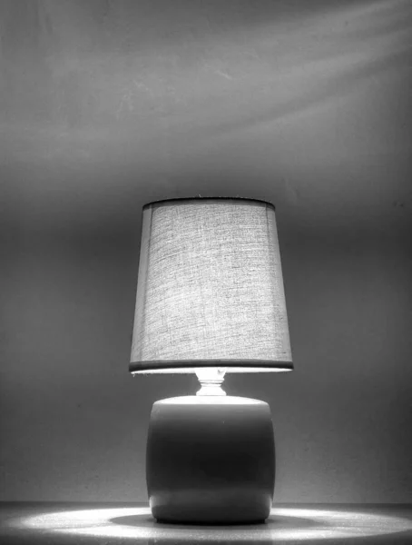 一盏灯把光线照进房间的黑白照片 — 图库照片