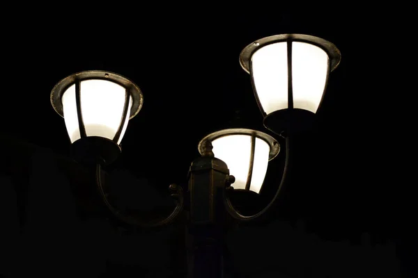 夜に3個の電球が点灯した街灯柱 — ストック写真