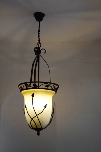 Antigua Lámpara Araña Con Luz Encendida Colgando Techo Blanco — Foto de Stock