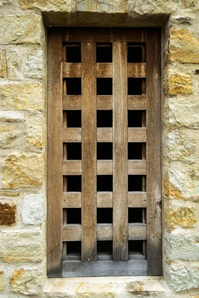 Kamienna Ściana Oknem Drewnianym — Zdjęcie stockowe