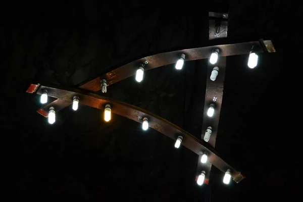 Lámpara Araña Madera Iluminada Sobre Fondo Negro — Foto de Stock