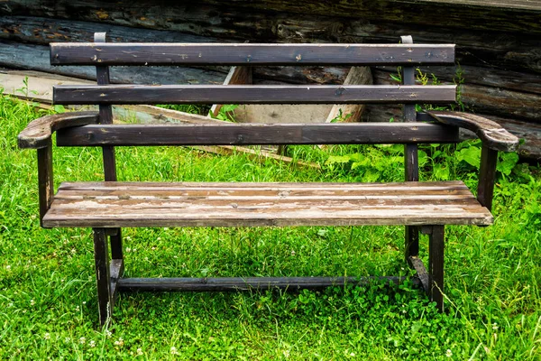 庭の素朴なベンチ — ストック写真