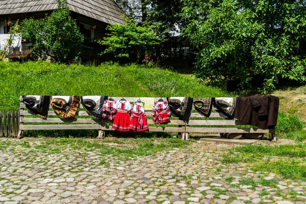 Suceava ルーマニア 6月21 2019 ブコビナ村博物館またはブコビナ国立博物館で公開された伝統的なルーマニア服 — ストック写真
