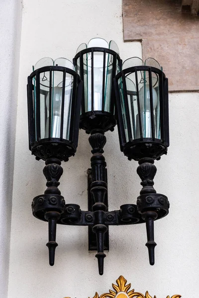Oude Zwarte Lantaarn Met Lampen Hangend Aan Muur — Stockfoto