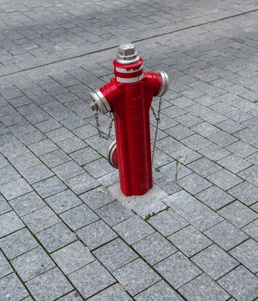 Feuerhydrant Rote Farbe Auf Einem Kopfsteinpflaster Hintergrund — Stockfoto