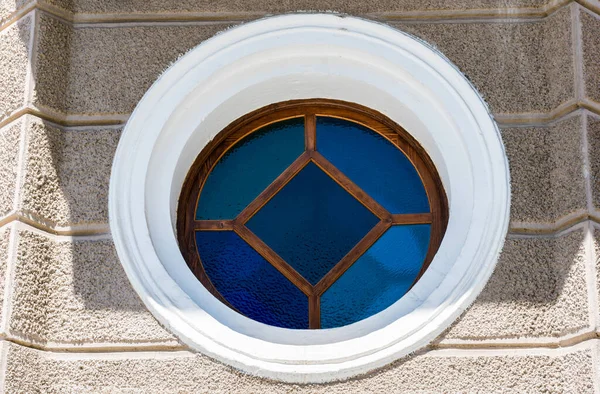 Круглое Окно Голубым Витражом — стоковое фото
