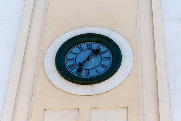 Старые Часы Изолированные Стене — стоковое фото