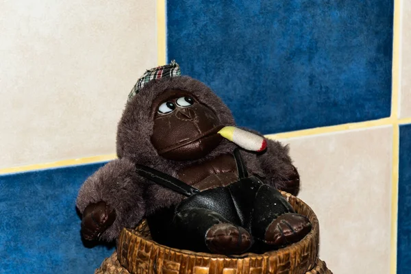 Gorila Brinquedo Animal Com Cigarro Boca Fundo Bege Azul — Fotografia de Stock