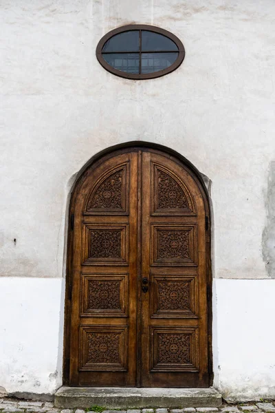 Старая Деревянная Церковная Дверь Окном Сверху Средневековая Дверь — стоковое фото