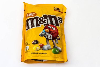BUCHAREST, ROMANIA - Şubat 05, 2022: M & M 'nin Mars tarafından üretilen çikolatalı fıstık şekerlemeleri.