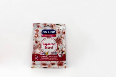 BUCHAREST, ROMANIA - Şubat 05, 2022: Çevrimiçi Duyular paketi köpüklü banyo tuzu.