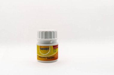 BUCHAREST, ROMANIA - 27 Şubat 2022: Beyaz arka planda multivitamin ve mineraller Supradyn Enerjisi.