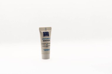 BUCHAREST, ROMANIA - 27 Şubat 2022: Isis Pharma 'dan Unitone 4 White Plus, koyu lekeler için yumuşatıcı krem.