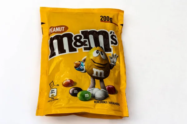 BUCHAREST, ROMANIA - Şubat 05, 2022: M & M 'nin Mars tarafından üretilen çikolatalı fıstık şekerlemeleri.