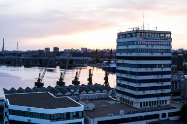 ConstANTA, ROMANIA - 13 Eylül 2020: Karadeniz 'den Köstence tersanesine Bakış.