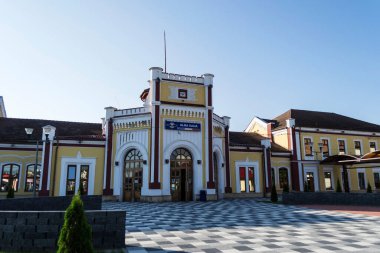 ALBA IULIA, ROMANIA - 23 Ağustos 2020: Alba Iulia gare binası. Binanın ön cephesi..