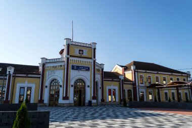 ALBA IULIA, ROMANIA - 23 Ağustos 2020: Alba Iulia gare binası. Binanın ön cephesi..