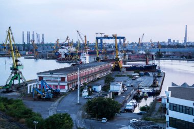 ConstANTA, ROMANIA - 13 Eylül 2020: Karadeniz 'den Köstence tersanesine Bakış