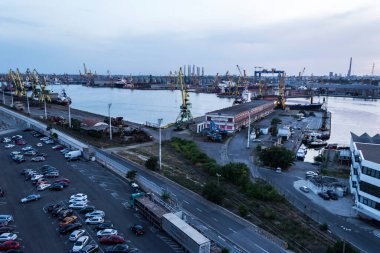 ConstANTA, ROMANIA - 13 Eylül 2020: Karadeniz 'den Köstence tersanesine Bakış.