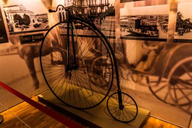 BUCHAREST, ROMANIA - 28 Mart 2021: Penny farthing bike, Bükreş Tarih Müzesi, Sutu Sarayı 'ndan sergi.