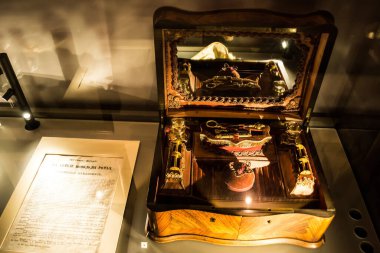 BUCHAREST, ROMANIA - 28 Mart 2021: Bükreş Tarih Müzesi, Sutu Sarayı 'ndan eşyalar.