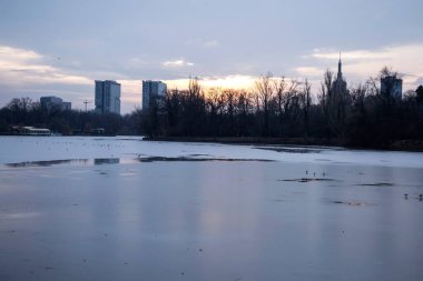 BUCHAREST, ROMANIA - 31 HAZİRAN 2021 Kışın Herastrau Parkı.