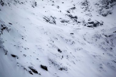 Karpatya dağları karla kaplı (Balea gölü bölgesi), Transfagarasan, Romanya.