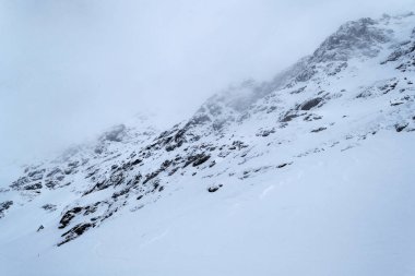 Karpatya dağları karla kaplı (Balea gölü bölgesi), Transfagarasan, Romanya.