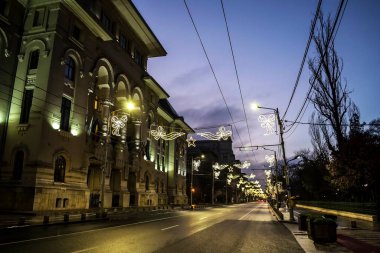 BUCHAREST, ROMANIA - 3 Ocak 2021: Kraliçe Elizabeth Bulvarı, Cismigiu Park Bölgesi ve Romanya Ulusal Arşivleri.