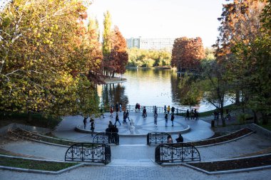 BUCHAREST, ROMANIA - 08 Kasım 2020: Alexandru Ioan Cuza Parkı, Titan Parkı veya IOR Parkı olarak da bilinir. Bükreş, Romanya.