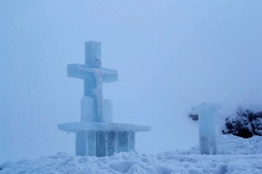 Romanya 'nın Balea Gölü, Transfagarasan kentinde buzdan haç oyulmuş.