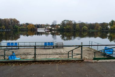 Bükreş, Romanya 'daki Herastrau parkında sonbahar manzarası.