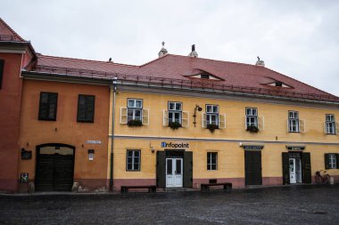 SIBIU, ROMANIA - 19 AĞUSTOS 2020: Huet Meydanı, Ortaçağ Sibiu 'sunun temsili görüntüsü.