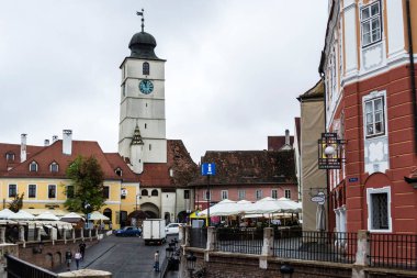 SIBIU, ROMANIA - 19 AĞUSTOS 2020: Küçük Meydan ve Lüksemburg Oteli 'nden görülen Konsey Kulesi.