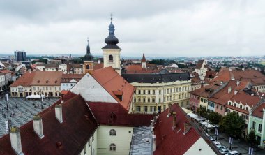 SIBIU, ROMANIA - 19 AĞUSTOS 2020: Panoramik görünüm büyük kare ve Konsey Kulesi 'nden görülen küçük kare.