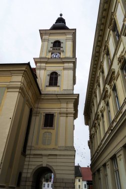 SIBIU, ROMANIA - 19 AĞUSTOS 2020: Cizvit Kilisesi veya Kutsal Üçleme Kilisesi, Roma Katolik Kilisesi ve Transilvanya 'nın en önemli barok kiliselerinden biri.